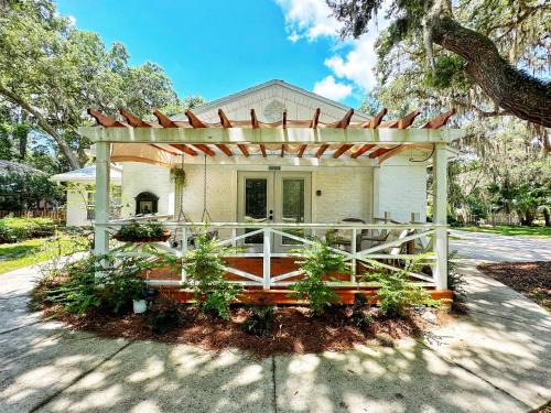 Fernandina Beach House | Adorable French Cottage style - 1 bedroom.