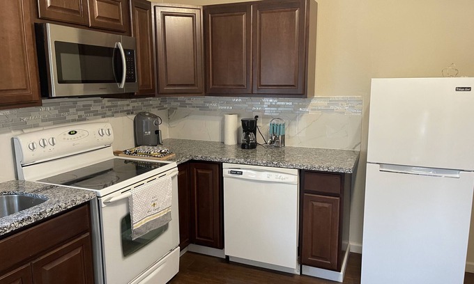 Holly House | Adorable fully remodeled Suite with Kitchen and office area