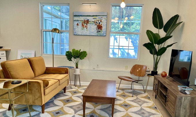 Mount Dora Apartment | Adorable guest house with pool, Pet Friendly, in downtown Mount Dora,