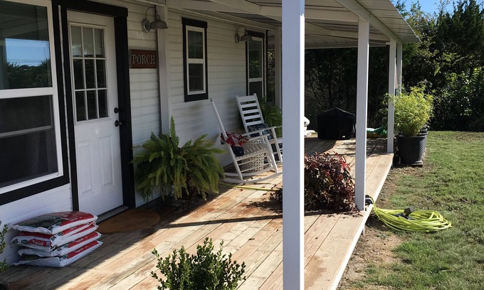 Weatherford Cottage | ADORABLE! HOT tub w outdoor TV- 5 miles north of W’ford off Hwy 51