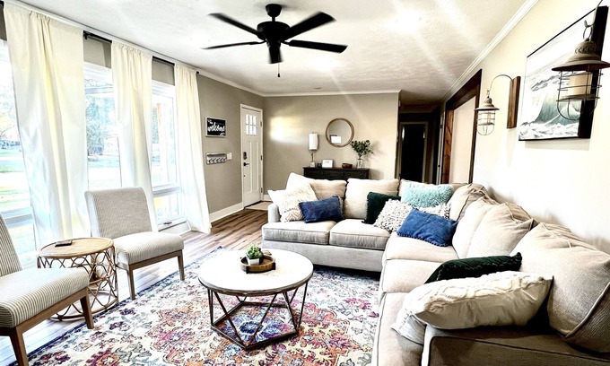 Starkville House | Adorable house just minutes from campus! Private Parking