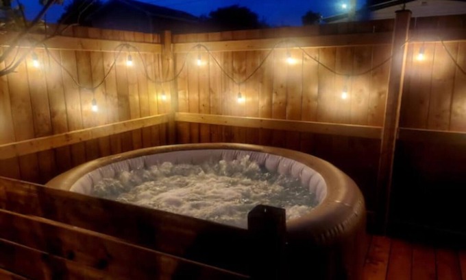 Terra Nova House | Adorable house w Hot Tub!