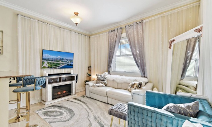 Hyde Park Apartment | Adorable Hyde Park Apartment w/Parking & Gym