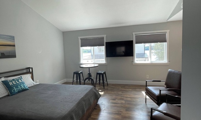 Waterloo Apartment | Adorable Lake front studio apartment