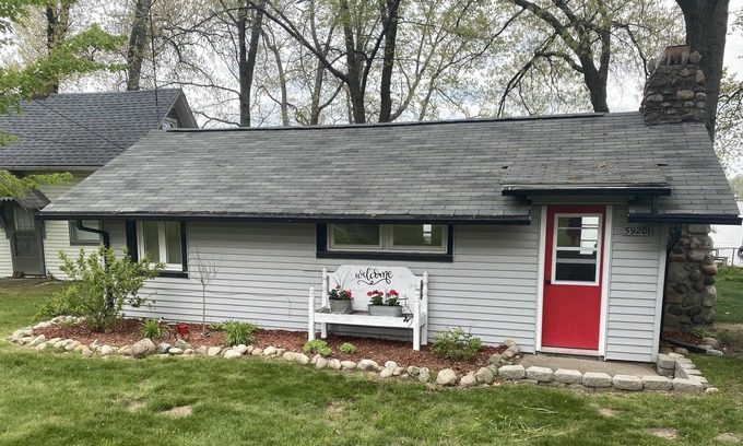 Colon Cottage | Adorable lakefront cottage