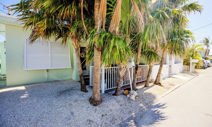 Little Venice House | Adorable Little Venice 1 Bedroom Cottage with dockage!