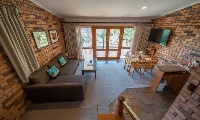 Bethany House | Adorable Lodge 2 Blickinstal Retreat