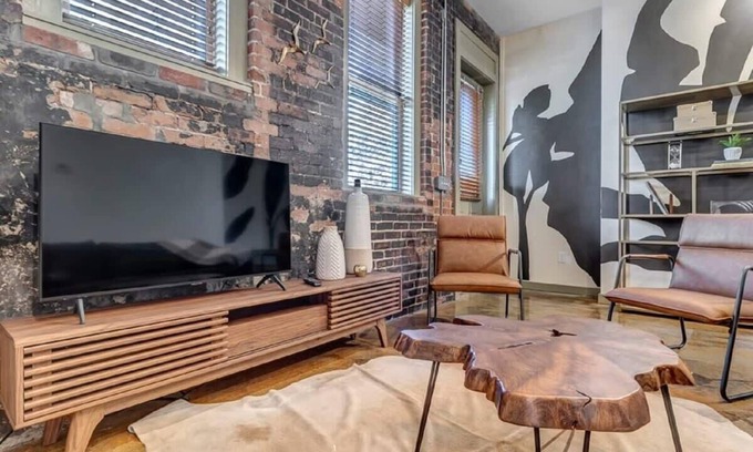 Springfield House | Adorable MCM Townhouse 5 Min from TIAA Bnk Fld!