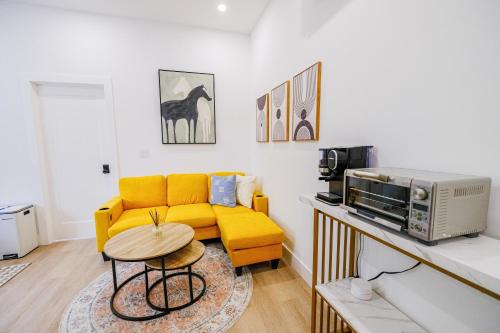 Earlscourt House | Adorable Modern Master Bedroom near Colleges and K-town