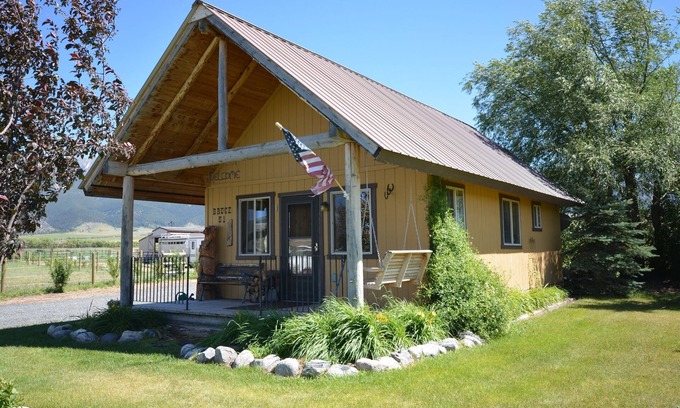 Whitehall Cabin | Adorable Montana Country Cabin