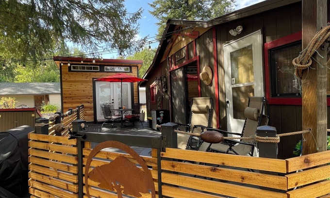 Newman Lake Cabin | Adorable Newman Lake Tiny cabin & Bunkhouse steps to beach, WiFi, AC, Fireplace