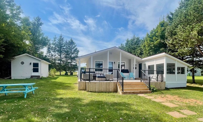 West Covehead Cottage | Adorable oceanfront 2 bedroom cottage plus bunkhouse - 15 min to Charlottetown