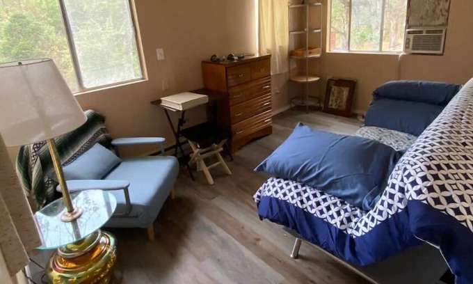Central Point House | Adorable one-bedroom guest house in the country