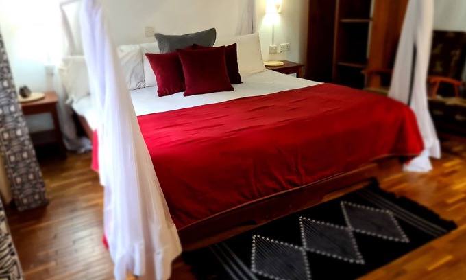 Arusha Cottage | Adorable one room bed room w-shared lounge and kitchen town Ace