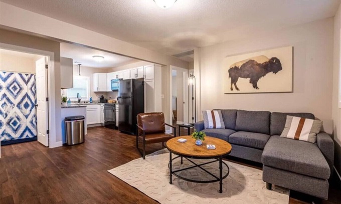 Manhattan House | Adorable, Peaceful Hidden Stone -Walk to City Park
