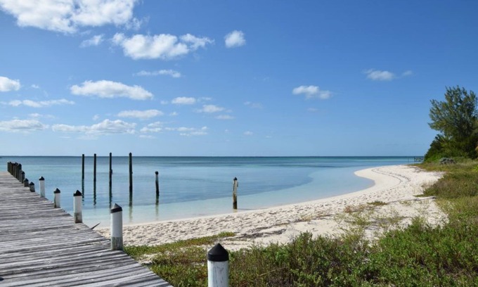 Green Turtle Cay Cottage | Adorable Pink cottage-OCEAN FRONT on Coco Bay with a dock. JULY AVAILABILITY!
