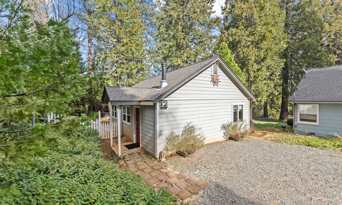 Cedar Ridge Cottage | Adorable Quiet Country Cottage