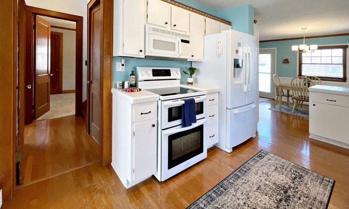 Tiffin House | Adorable & Roomy Cottage - Near Downtown, Universities & Hedges-Boyer Park!