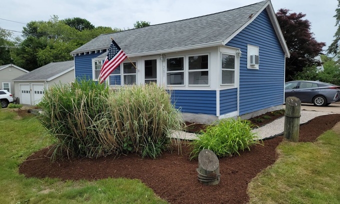 Snug Harbor Cottage | Adorable Snug Harbor Cozy Cottage,Minutes to the beach(pet friendly)