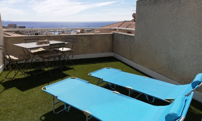 Sausset-les-Pins Apartment | Adorable studio . between sky and sea .