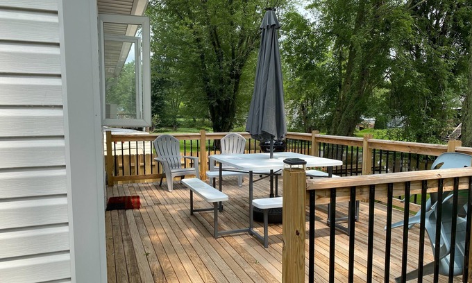 Hastings Cottage | Adorable Thornapple Lake Cottage on Channel
