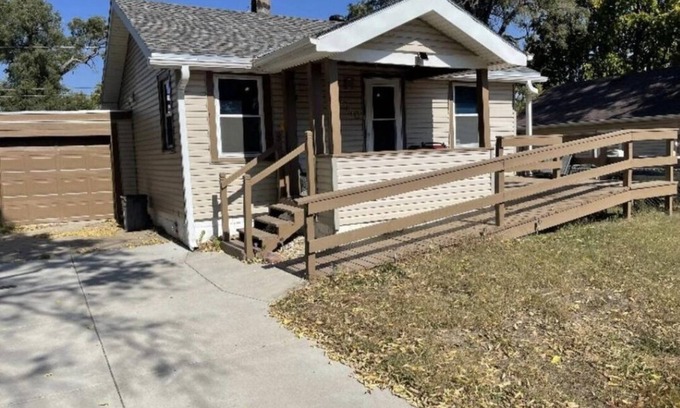 Carter Lake House | Adorable tiny house minutes from downtown Omaha! Wheelchair accessible