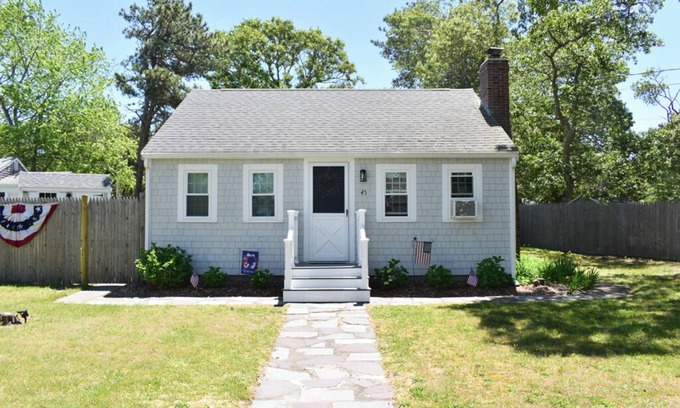 West Dennis House | Adorable two bedroom sleeping 6 in West Dennis, .6 miles to the beach!