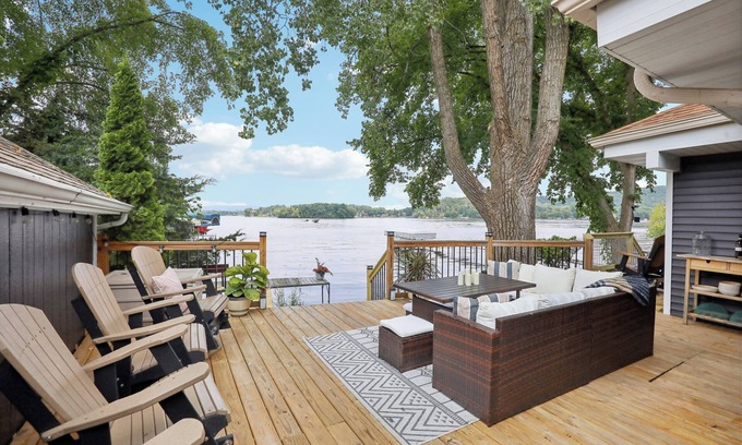 Lodi Cottage | Adorable Updated Cozy Cottage set on Lake Wisconsin's Sunset Bay