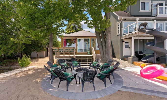 Alcona Cottage | Adorable waterfront escape