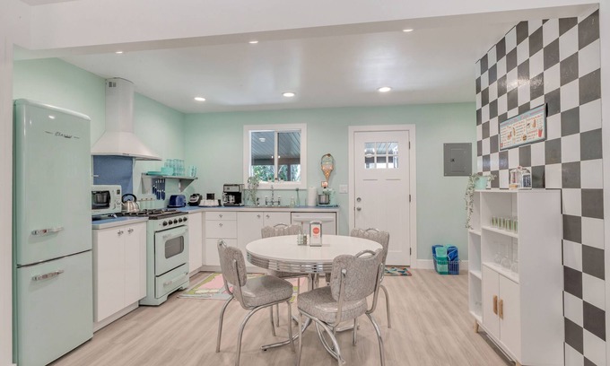 Millcreek Apartment | Adorably Retro - Private & exclusive Hot Tub