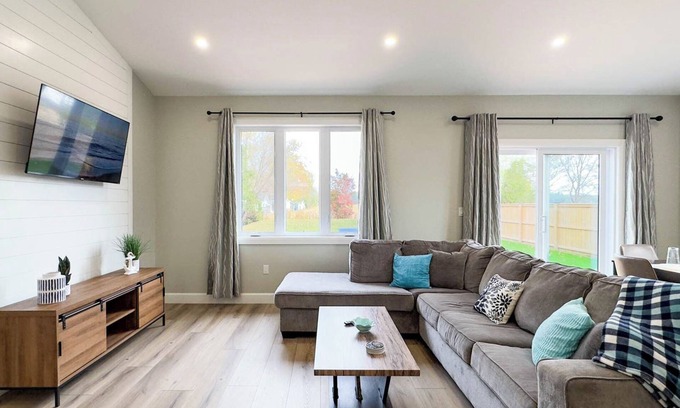 Bayfield Cottage | Adore the Shore - King Bed!