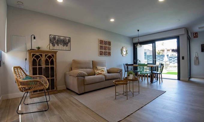 Poo Apartment | Adosado-duplex Marea Baja 1; Zona Playa, Ideal Familias, Parejas y Amigos