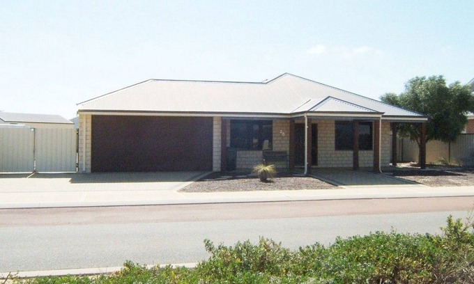 Jurien Bay House | Adriana Retreat - large modern home located in Beachridge Estate. Ideal for a large family holiday