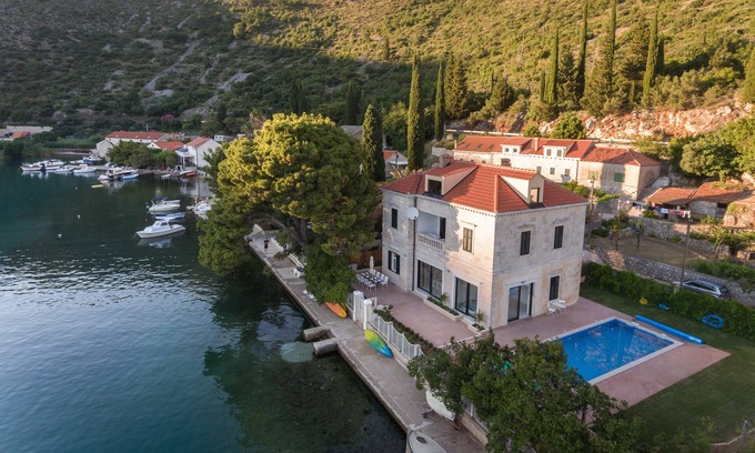 Zaton Villa | Adriatic Escape: Luxury Villa Dubravka