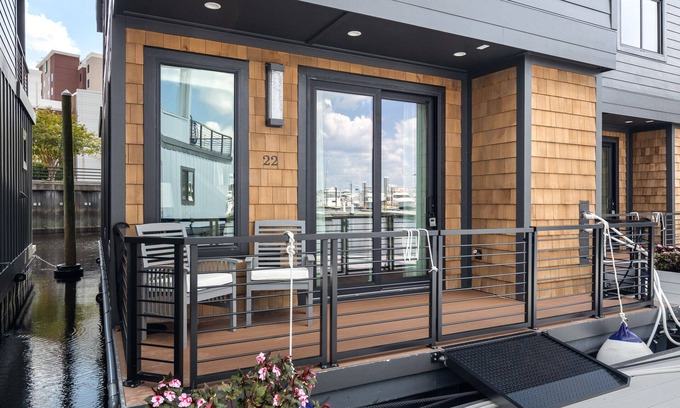 River District Boat Rental | Adrift at The Cove - Houseboat in Downtown Wilmington, NC
