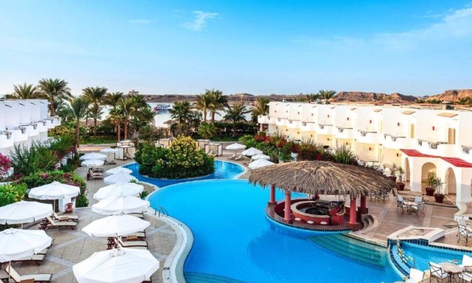 Ras Umm Sid House | Adults-Only Resort with 3 Pools, Tennis, Spa & Nearby Diving Spots l 3 Rooms