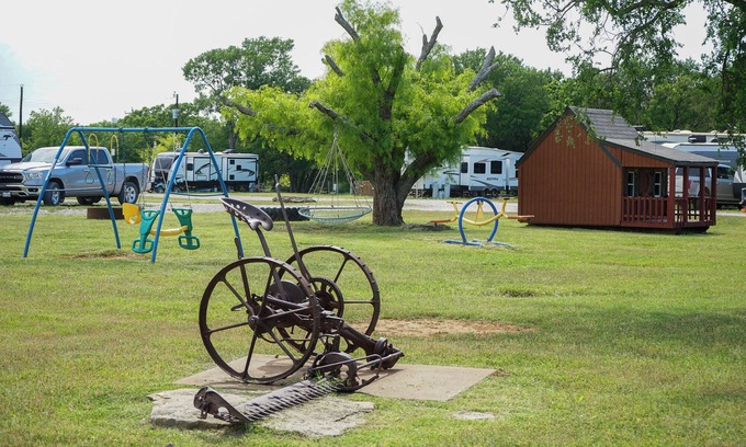 Jacksboro Apartment | Adventure Awaits Safari Hut
