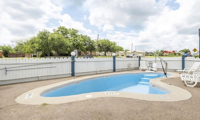 Three Rivers House | Adventure In the Outdoors! Outdoor Pool, Onsite Dining, Free Parking!