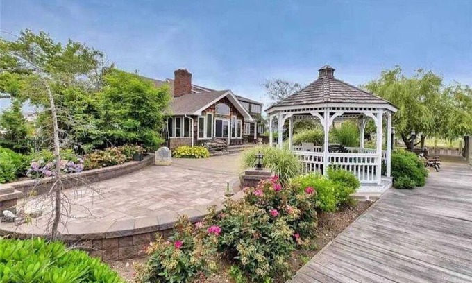 Amityville House | Adventurer’s Haven: Discover a Stunning Waterfront Escape in Amityville!
