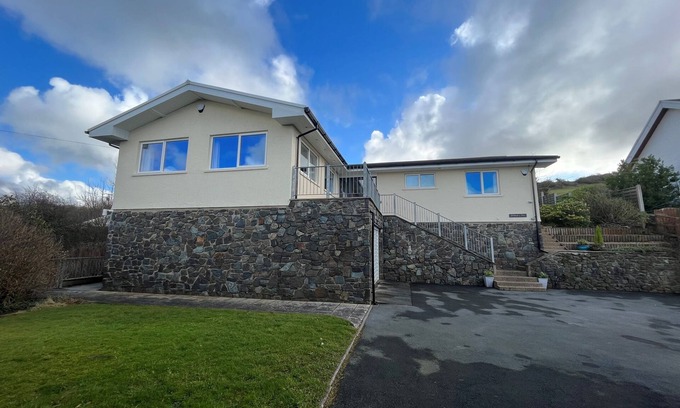 Tan-y-groes House | AELWYD Y DON, pet friendly, character holiday cottage in Tresaith
