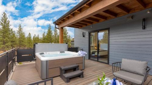 Bend House | Aerie Chic 4 Unit Buyout 10BDR Hot Tub Mountain Views Mins to Downtown