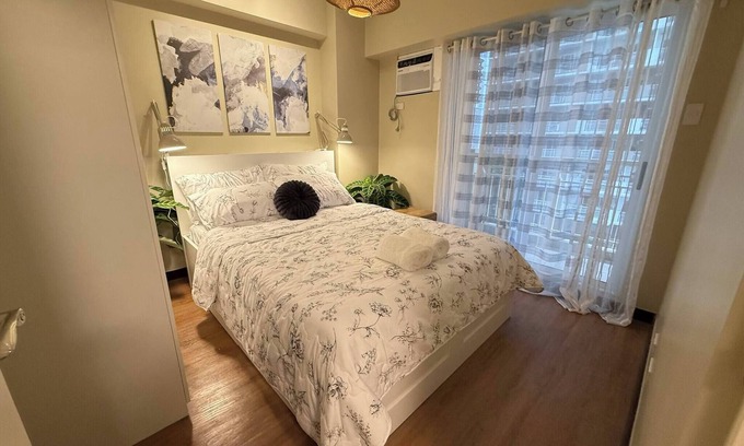 Kapitolyo Condo | Aesthetic Cozy Apartment Condo with pool balcony & deck