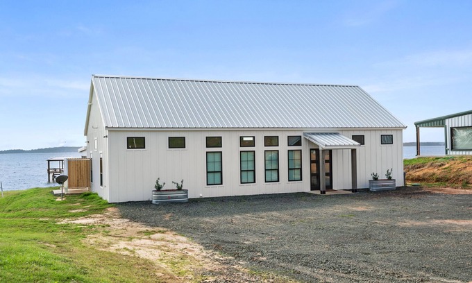 Negreet House | AESTHETIC WATERFRONT BUNGALOW, FISHING PIER, FIREPIT