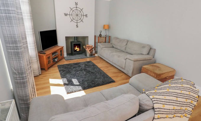 Cynonville Cottage | AFAN HOUSE, pet friendly, with hot tub in Pontrhydyfen