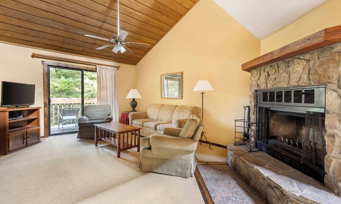 Sapphire Resort | Affordability Meets Comfort! Pool, Free Parking, Minutes to Sapphire Lake