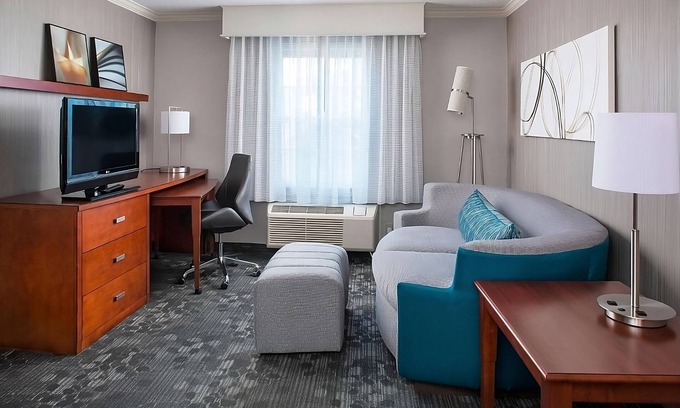 South Lowell Hotel | Affordability Meets Comfort! Pet-Friendly, Near New England Quilt Museum