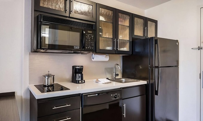 Troy Hotel | Affordability Meets Comfort! 3 Great Units, Near Leo Burnett Greenspace