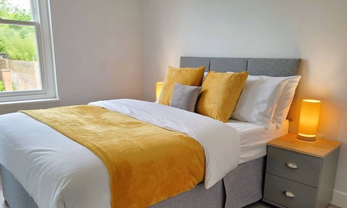 Faversham Apartment | Affordable 2BR Flat with FREE Parking