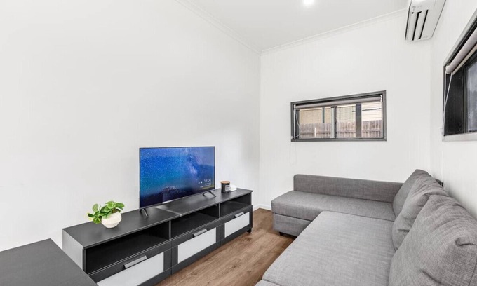 East Brisbane House | Affordable 3B Ideal Unit near Café/Mall/River/Park