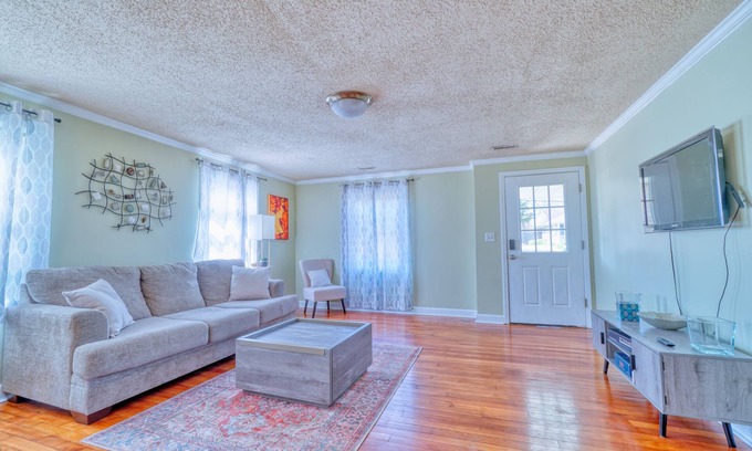 Columbia House | Affordable College Retreat near Downtown & Mizzou Campus
